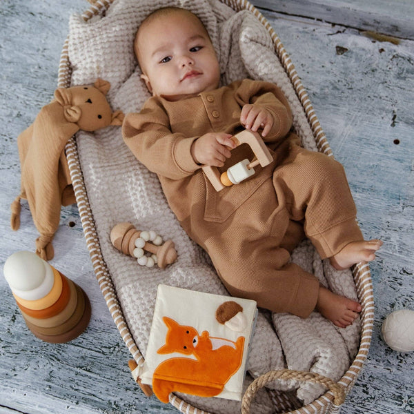 Baby First Toys Geschenkdoos | Complete giftbox met rammelaar, sensorisch boek en stapelspeelgoed