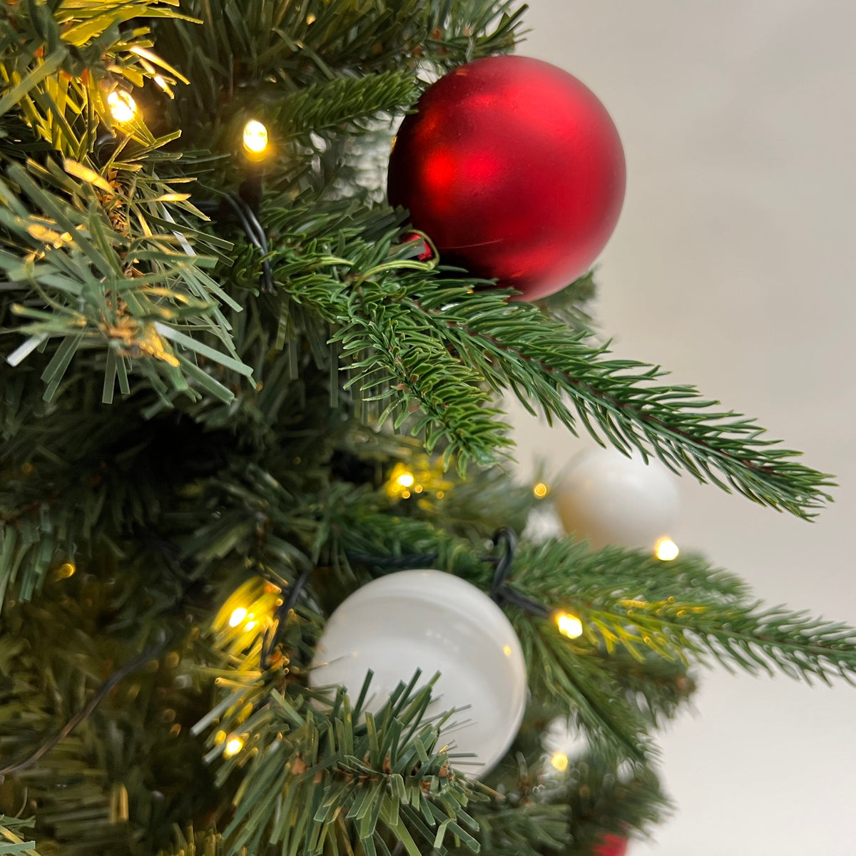 Excellent Trees® Kerstboom met Versiering - Easy Set Up Tree LED Avik Red 210 cm - 310 Lampjes