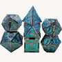 7-delige Metal Dice Set – “Mystic Relic” (Donkerblauw met Zwart)