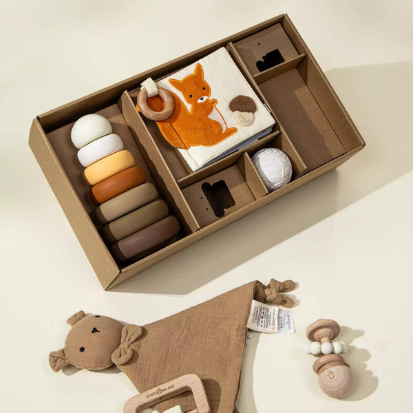 Baby First Toys Geschenkdoos | Complete giftbox met rammelaar, sensorisch boek en stapelspeelgoed
