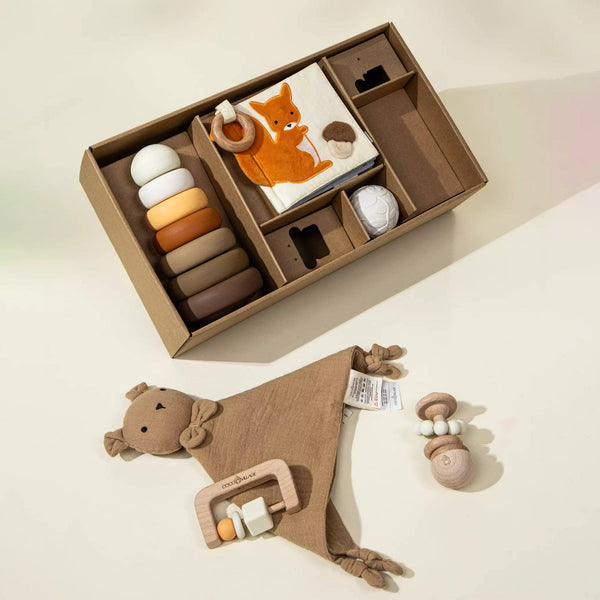 Baby First Toys Geschenkdoos | Complete giftbox met rammelaar, sensorisch boek en stapelspeelgoed