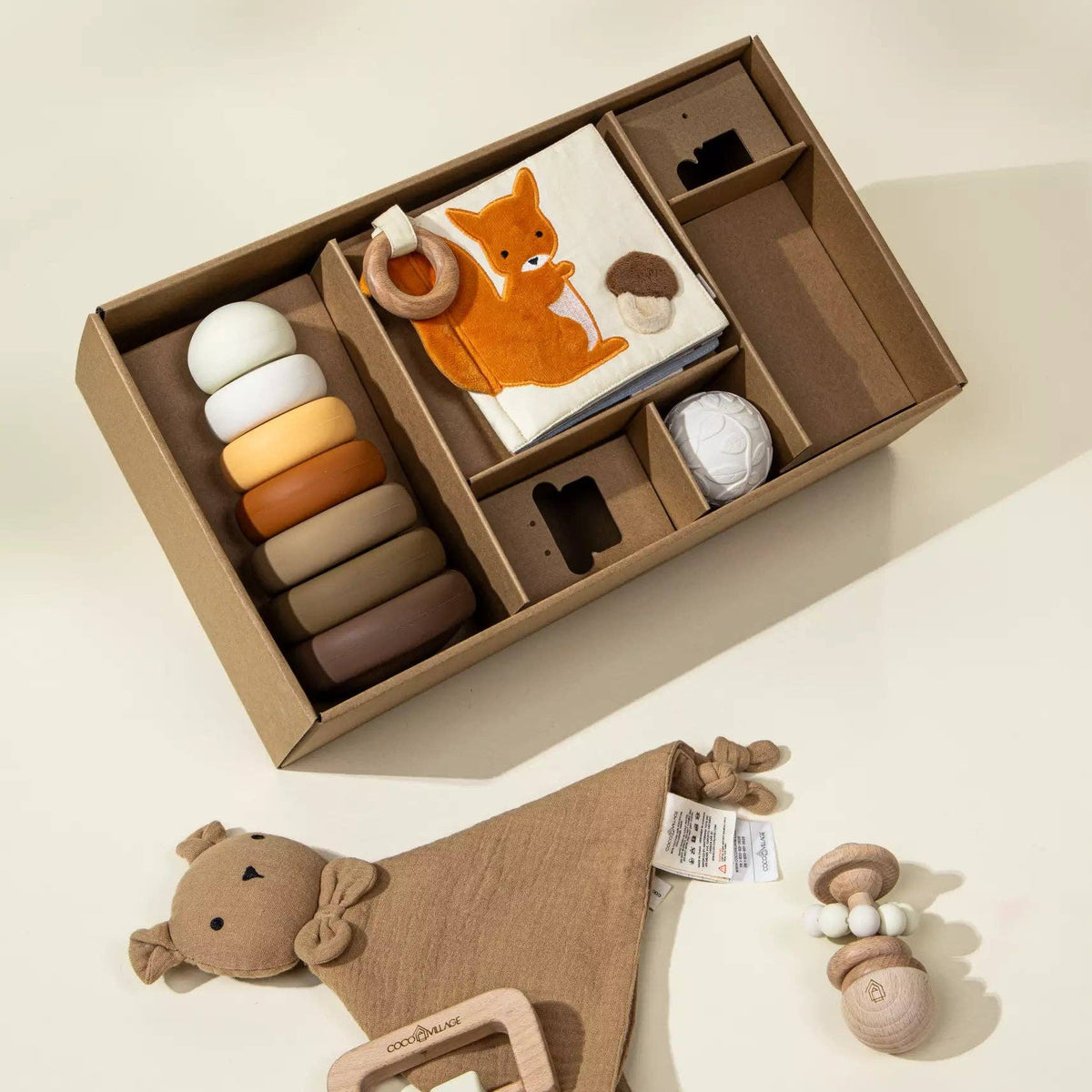 Baby First Toys Geschenkdoos | Complete giftbox met rammelaar, sensorisch boek en stapelspeelgoed