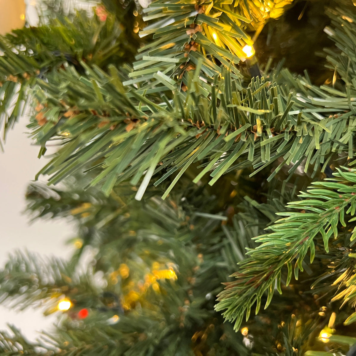 Excellent Trees® Avik LED Kerstboom met Ballen 210 cm - Pop-up - Easy Set Up Tree