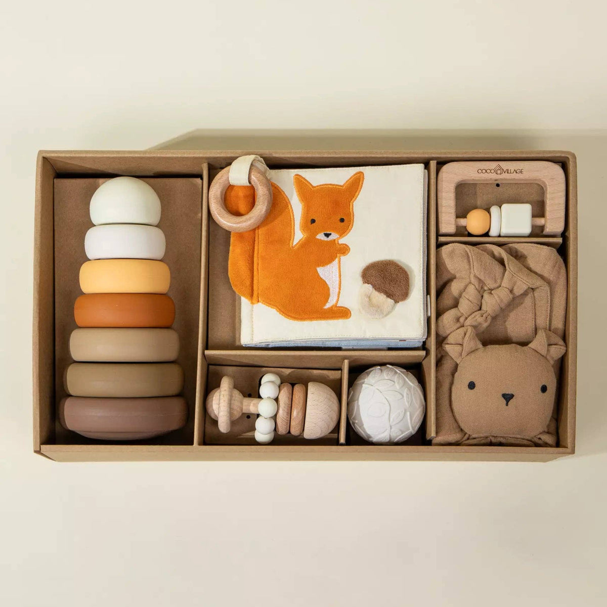 Baby First Toys Geschenkdoos | Complete giftbox met rammelaar, sensorisch boek en stapelspeelgoed