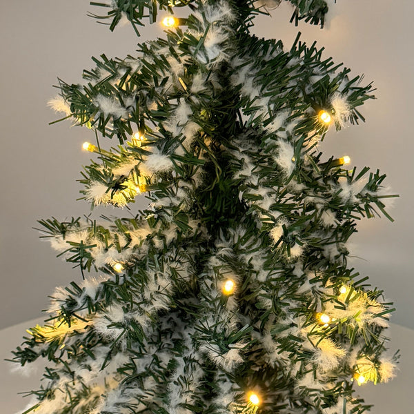 Excellent Trees® Valbo Mini Kerstboom 50 cm met batterij verlichting en Sneeuw - Kunstkerstboom met 72 Lampjes