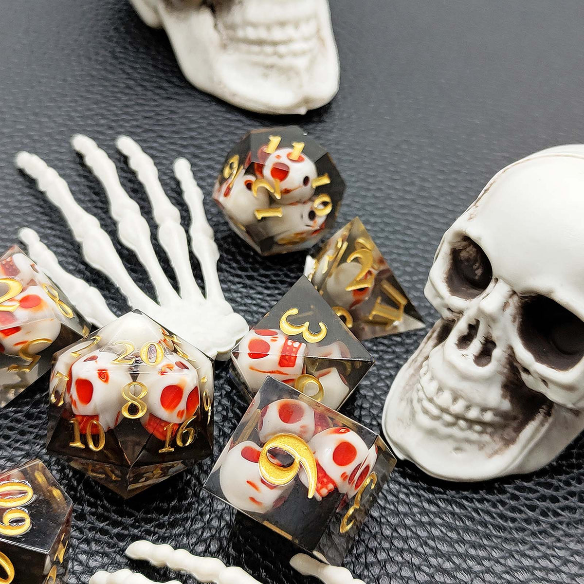 7 delige Resin Dice Set “Obsidian Skulls"