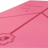 Liforme Compacte Reis Yogamat - Fitnessmat Roze - (66 x 180 x 0,2 cm) 1,6 kg | Inclusief Draagtas | Lichtgewicht & Reisvriendelijk | Uitstekende Grip & Snel Drogend | Milieuvriendelijk Rubber | AlignForMe Markeringen | Geschikt voor Yoga Onderweg