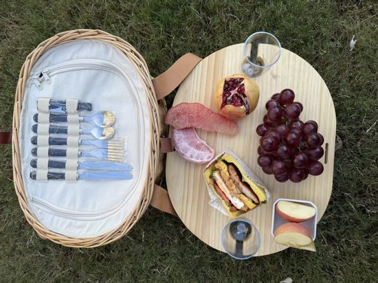 Luxe Ronde Rotan Picknickmand met Serviesset & Houten Serveerplank – Compleet 2-Persoons Picknickpakket met Deksel, Glazen en Binnenvoering