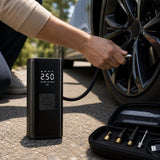 Draagbare Luchtcompressor 7000 mAh – Elektrische Luchtpomp Draadloos voor Auto, Fiets, Motor & Ballen – Digitale Bandenpomp met LCD Display, Powerbank en Automatische Stopfunctie