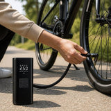 Draagbare Luchtcompressor 7000 mAh – Elektrische Luchtpomp Draadloos voor Auto, Fiets, Motor & Ballen – Digitale Bandenpomp met LCD Display, Powerbank en Automatische Stopfunctie
