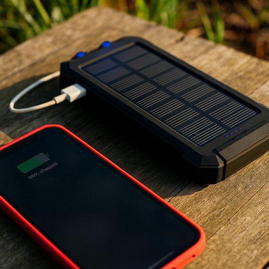 Powerbank 20000 mAh – Zwart - Draadloze Zonne-energie Powerbank met LED-indicator – Outdoor Waterdicht – Zwart - USB Snellader – Powerbank voor Smartphone & Tablet - powerbank 20000 mah draadloos