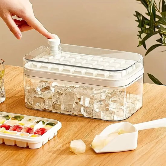 Sasem - Ijsblokjes - 64 ijsblokjes - Ijsblokjes maker Deluxe - IJsblokjes vorm met bakje en deksel - IJsklontjes - Zomer - BPA vrij - Cocktails - Ijsjes - Smoothies - Sapjes - BBQ - Transparant - Niet vaatwasser bestendig
