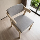 Houten Eetkamerstoel met Armleuning en Grijs Kussen – Scandinavisch Design – Comfortabele Keuken- en Woonkamerstoel – 73x50x50 cm