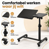 Laptoptafel Verrijdbaar – In Hoogte Verstelbare Laptopstandaard – Kantelbaar Werkblad met Zijtafel – Mobiele Bedtafel op Wielen – 57 cm – Zwart