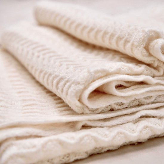 Zachte en Warme Deken - Wit - 100% Acryl - 130x160 cm - Lichtgewicht met Stijlvolle Franjes - Ideaal als Sprei, Plaid, Woondeken, Bankkleed of Sierdeken