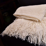 Zachte en Warme Deken - Wit - 100% Acryl - 130x160 cm - Lichtgewicht met Stijlvolle Franjes - Ideaal als Sprei, Plaid, Woondeken, Bankkleed of Sierdeken