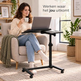 Laptoptafel Verrijdbaar – In Hoogte Verstelbare Laptopstandaard – Kantelbaar Werkblad met Zijtafel – Mobiele Bedtafel op Wielen – 57 cm – Zwart