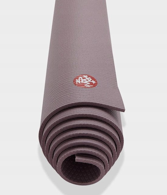 Manduka PRO Yoga Mat Oud Roze - Elderberry | 66 x 183 cm, x 0,6 mm dik | Zeer Goede Antislip & Latexvrij | Ideaal voor Hot Yoga & Vinyasa Flow | Deze Yogamat biedt een optimale ondersteuning voor rug, heupen, knieën en ellebogen op harde ondergronden