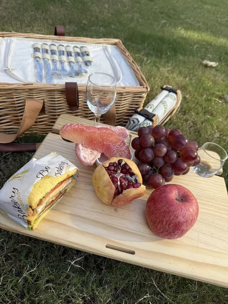 Luxe Rotan Picknickmand met Serviesset & Houten Serveerplank – Compleet 2-Persoons Picknickpakket met Draagriem, Glazen & Picknickkleed
