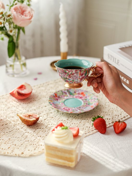 Vintage Bloemen Koffiekop & Schotel Set – Luxe Thee- en Koffieservies met Gouden Lepel – Elegant & Tijdloos