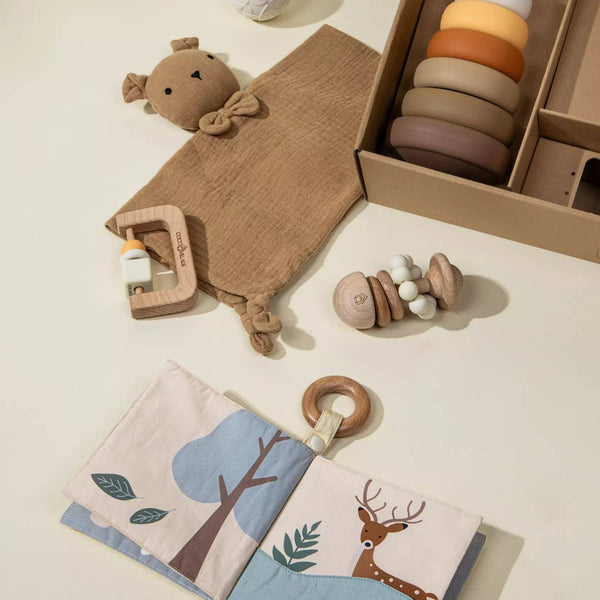Baby First Toys Geschenkdoos | Complete giftbox met rammelaar, sensorisch boek en stapelspeelgoed