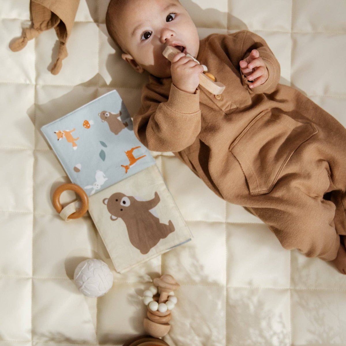 Baby First Toys Geschenkdoos | Complete giftbox met rammelaar, sensorisch boek en stapelspeelgoed