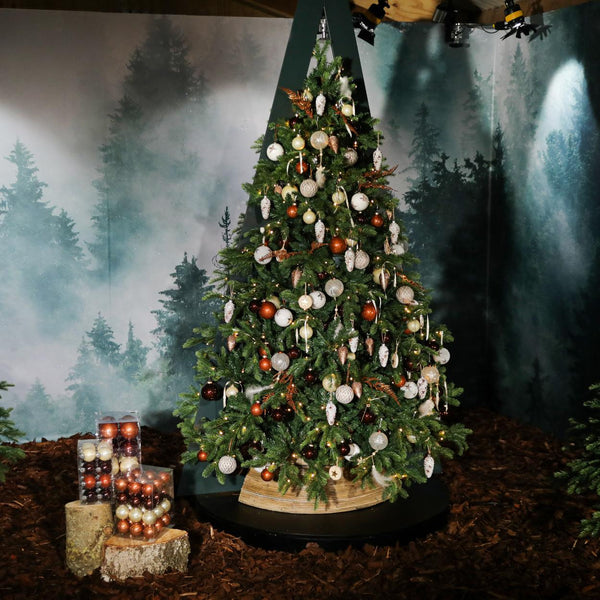 Kerstboom Excellent Trees® LED Kalmar 240 cm met Verlichting - Luxe - 610 Lampjes ⌀157cm - ↕240cm