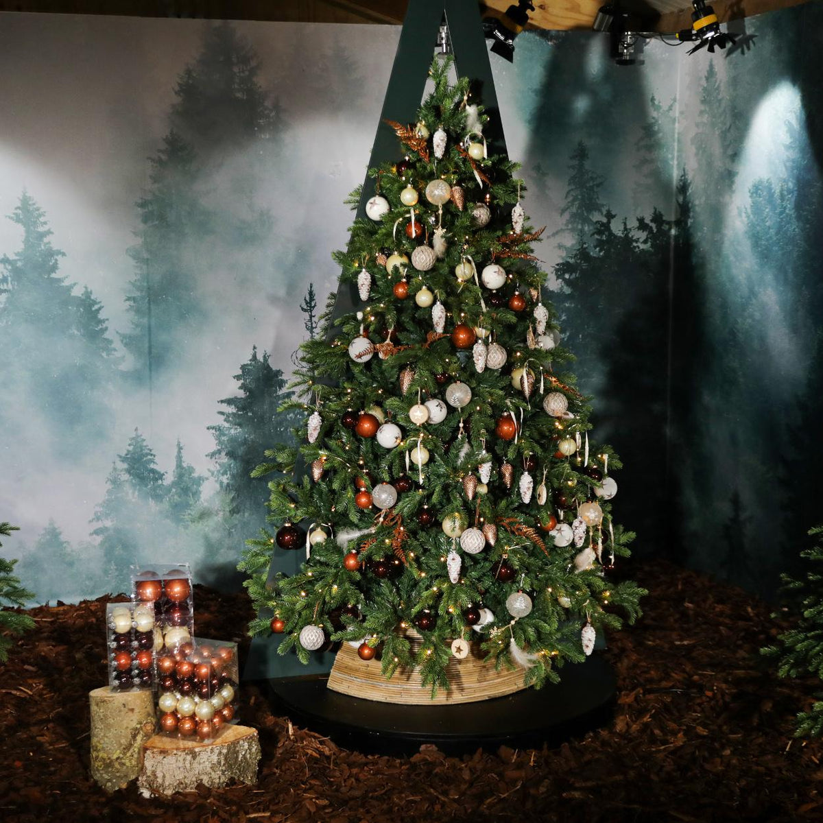 Premium Kerstboom Excellent Trees® LED Kalmar 210 cm met verlichting - 450 Lampjes - ⌀137cm - ↕210cm