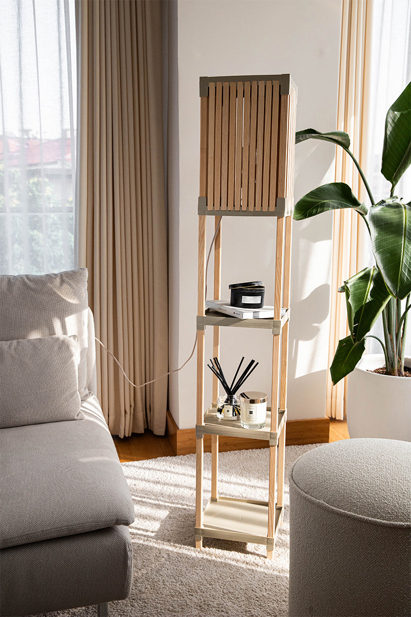 FixWood Houten Staande Lamp met 3 Planken – Scandinavisch Design – Etagère Vloerlamp – Hout & Linnen – Warm Wit Licht – Voor Woonkamer, Slaapkamer of Kantoor