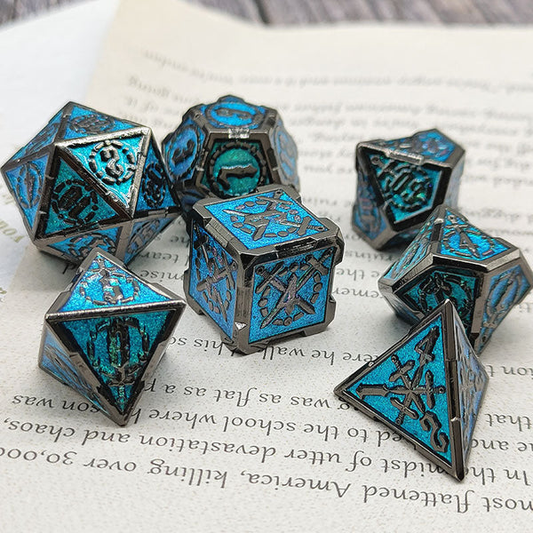 7-delige Metal Dice Set – “Mystic Relic” (Donkerblauw met Zwart)