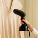 Kledingstomer – 1600W – Handstomer voor kleding – Snelle opwarming – Inclusief borstelopzetstuk & maatbeker – Zwart