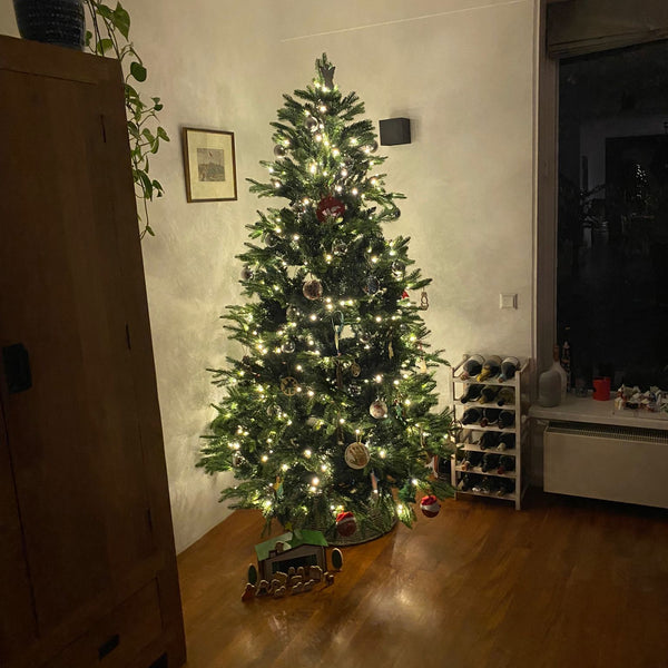 Kerstboom Excellent Trees® LED Kalmar 240 cm met Verlichting - Luxe - 610 Lampjes ⌀157cm - ↕240cm