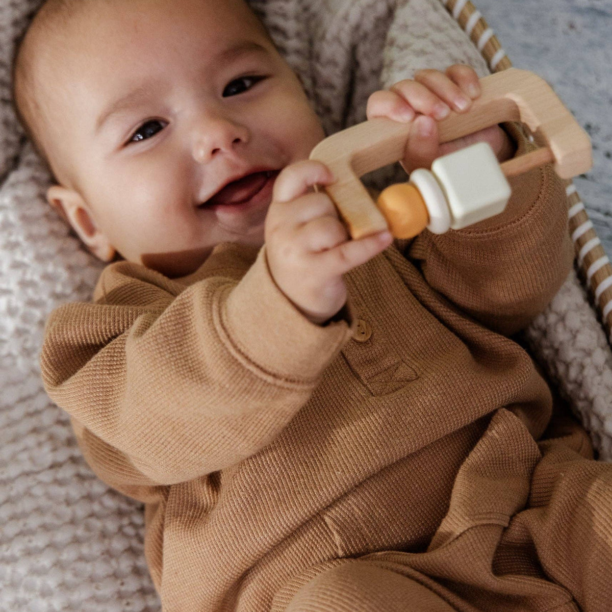 Baby First Toys Geschenkdoos | Complete giftbox met rammelaar, sensorisch boek en stapelspeelgoed