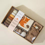 Baby First Toys Geschenkdoos | Complete giftbox met rammelaar, sensorisch boek en stapelspeelgoed