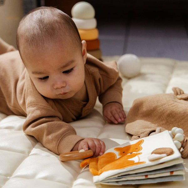 Baby First Toys Geschenkdoos | Complete giftbox met rammelaar, sensorisch boek en stapelspeelgoed