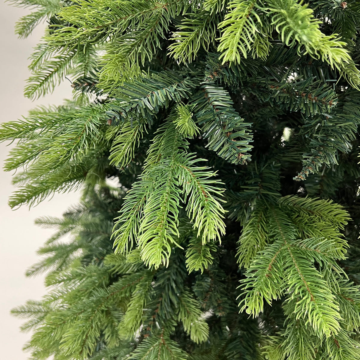 Kerstboom Excellent Trees® LED Kalmar 240 cm met Verlichting - Luxe - 610 Lampjes ⌀157cm - ↕240cm